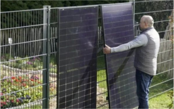 Deutschland: Eine steckbare Photovoltaikanlage auf einem Gartenzaun